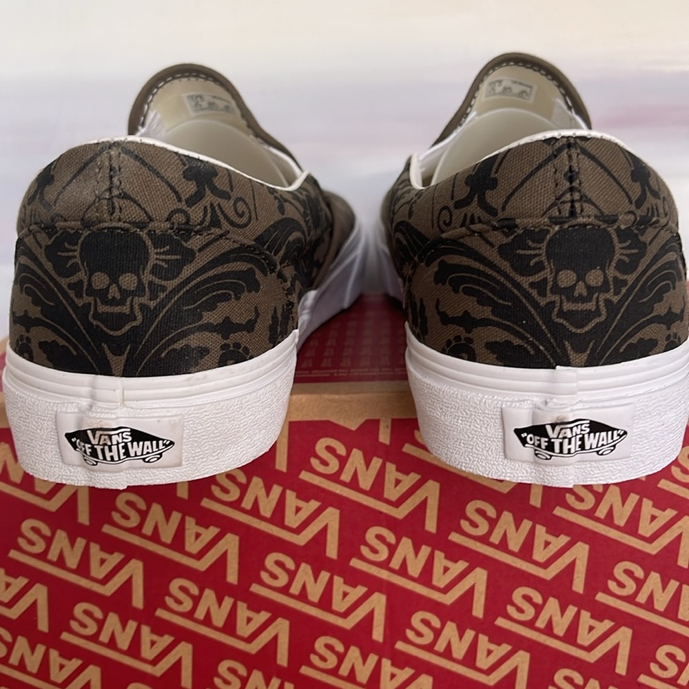 Vans WMNS Classic Slip-On
Skull Tapestry Grape Leaf
VN0A5A080FI
Sneakers - Picture 14 of 16